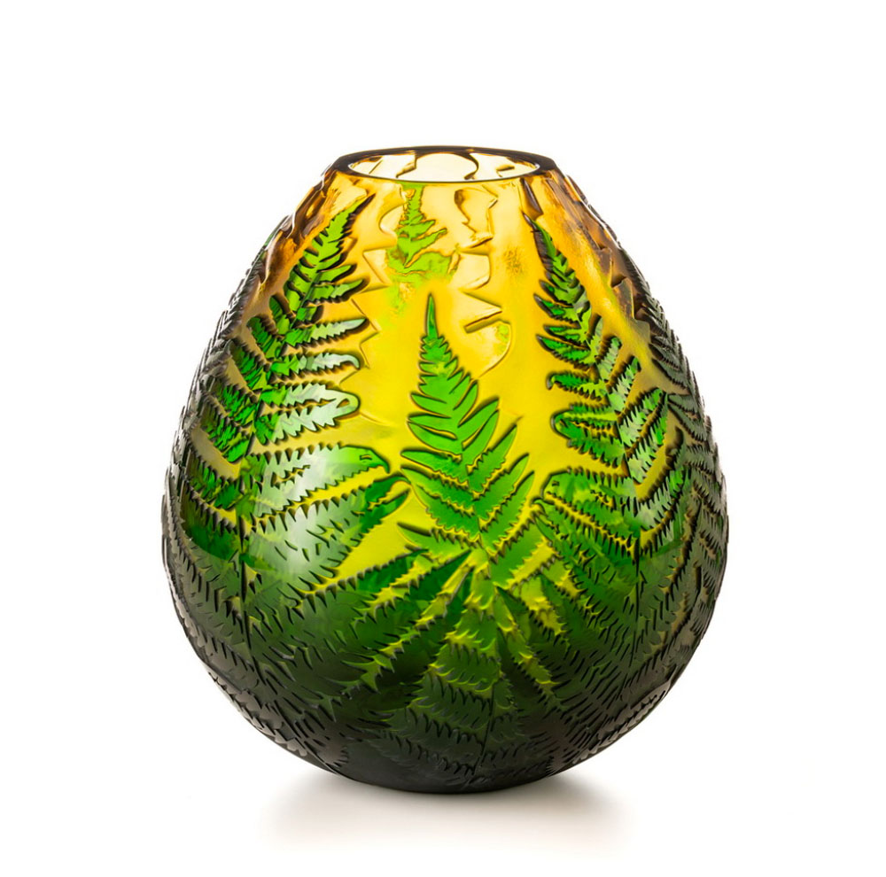 Broušená skleněná váza s kapradím