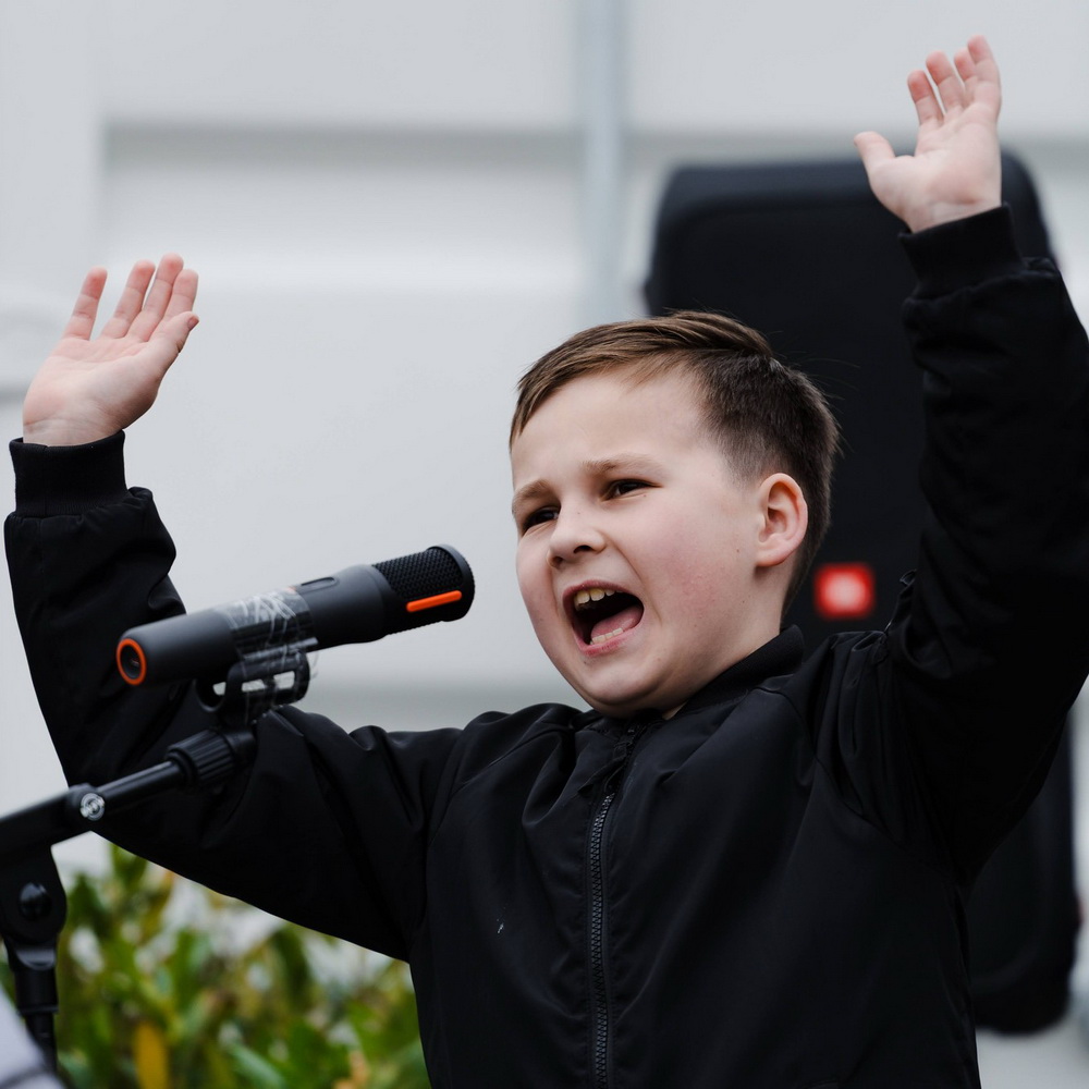 Dění